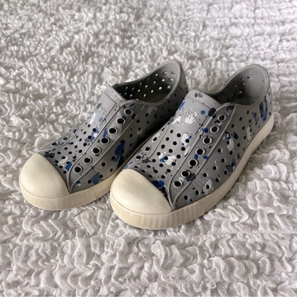 Native boys size 11 gray with blue and white paint splatter Jefferson style